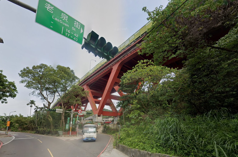 【小惡魔金龍踏春】上山看應景龍騰櫻花，下山靠人擠人喜啃肋排