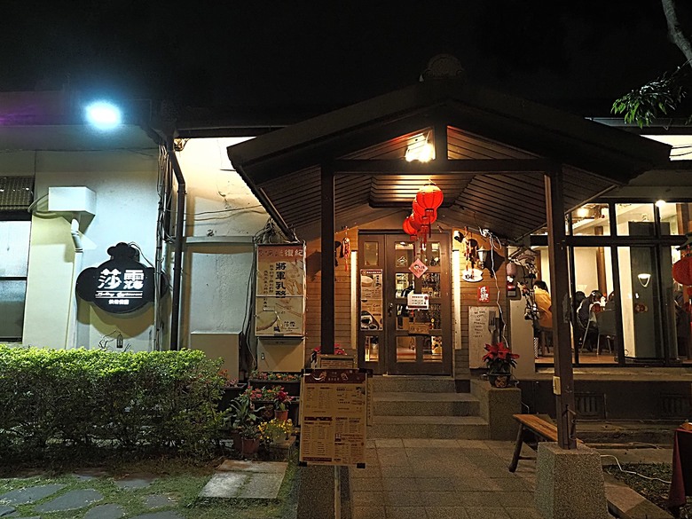 臺灣鳳梨工場、蚵仔寮漁市場、愛琴海岸海景渡假農場、橋頭糖廠、明寧靖王墓,外掛位在屏東的勝利星村V.I.P Zone — 2024年【小惡魔金龍踏春】春節假期遊程之一