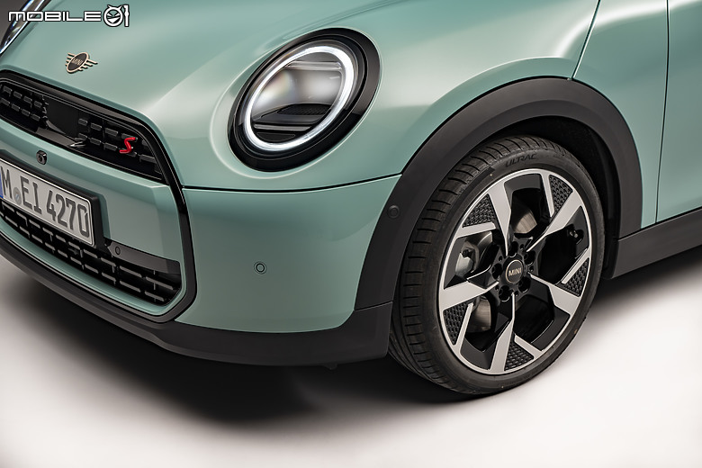 【海外新訊】MINI Cooper大改款燃油版登場，設計、科技比照純電版！