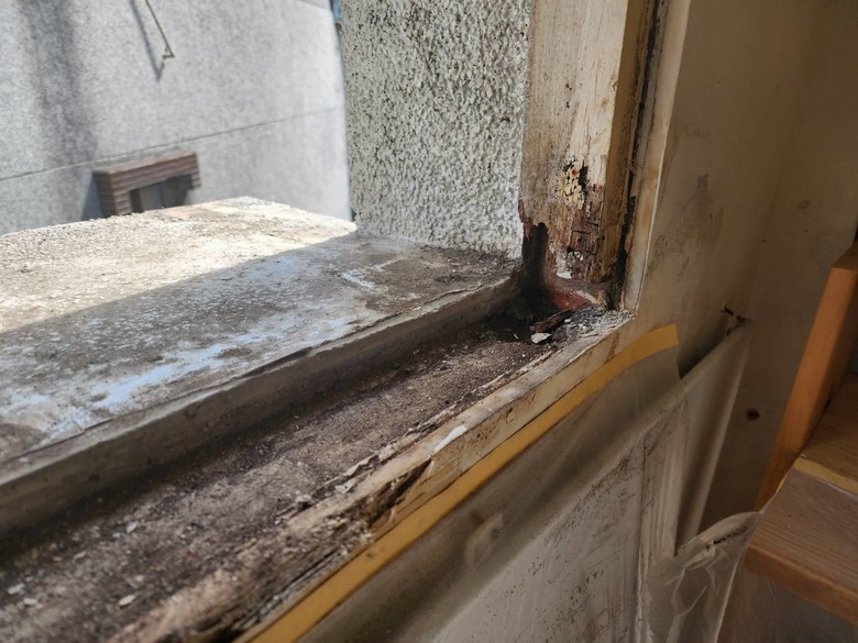 窗型冷氣移除 冷氣孔泥作修繕+防水請益