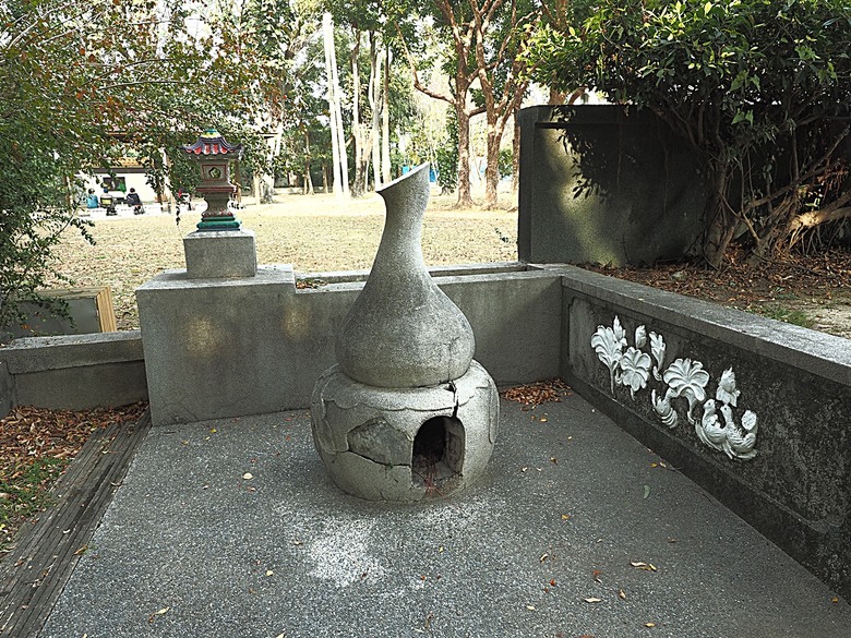 臺灣鳳梨工場、蚵仔寮漁市場、愛琴海岸海景渡假農場、橋頭糖廠、明寧靖王墓,外掛位在屏東的勝利星村V.I.P Zone — 2024年【小惡魔金龍踏春】春節假期遊程之一