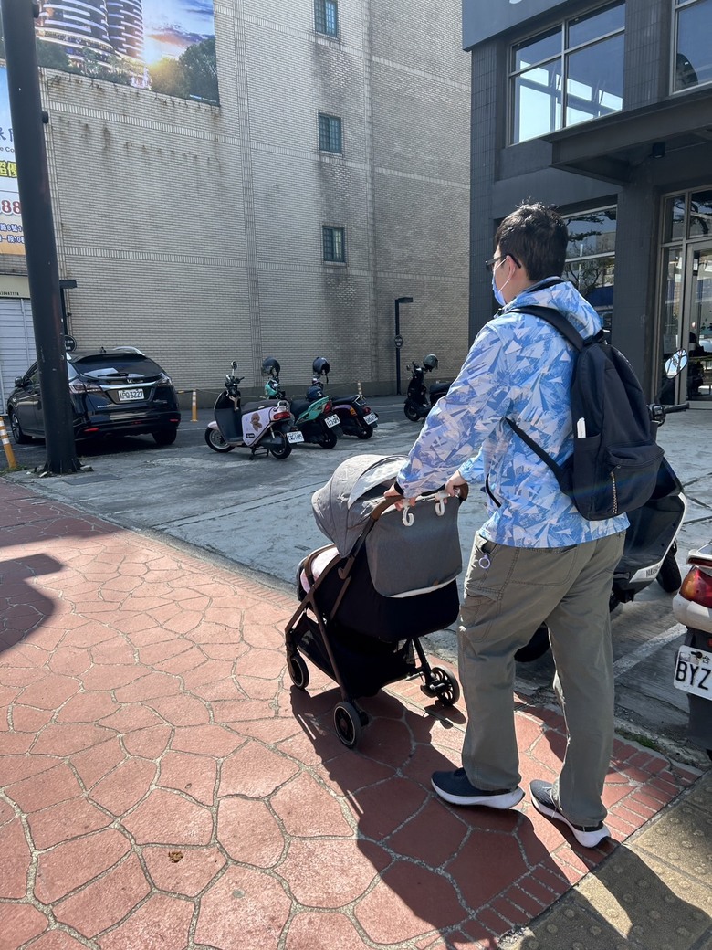 【小惡魔金龍踏春】開箱-日益漸進育兒必需品｜Joie輕量三折手推車 parcel