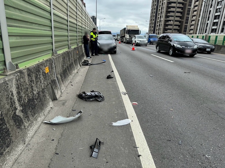 驚悚車禍，台65蹲地換輪胎，後方車撞上，不治