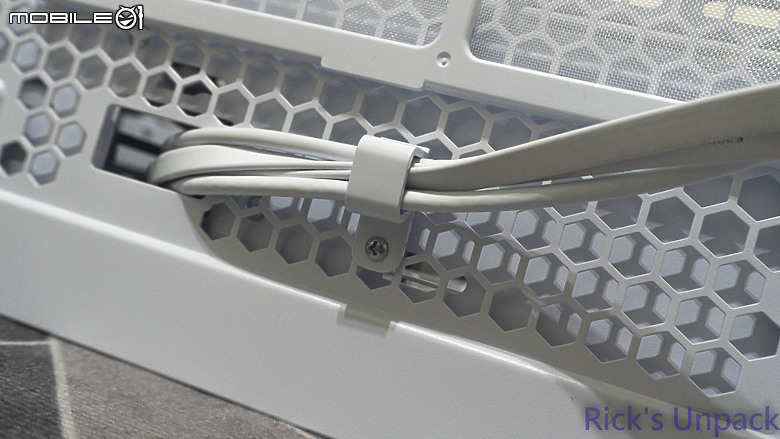 【開箱】自帶燈條更加獨特吸睛 | LIAN LI O11 Dynamic EVO RGB WHITE