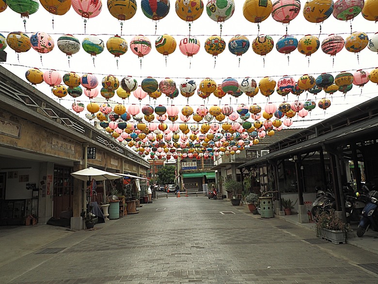 土庫驛可可莊園、土庫順天宮、土庫第一市場、怪人花枝鱔魚麵、黃金蝙蝠生態館、椬梧滯洪池、口湖遊客中心 — 2024年【小惡魔金龍踏春】春節假期遊程之二