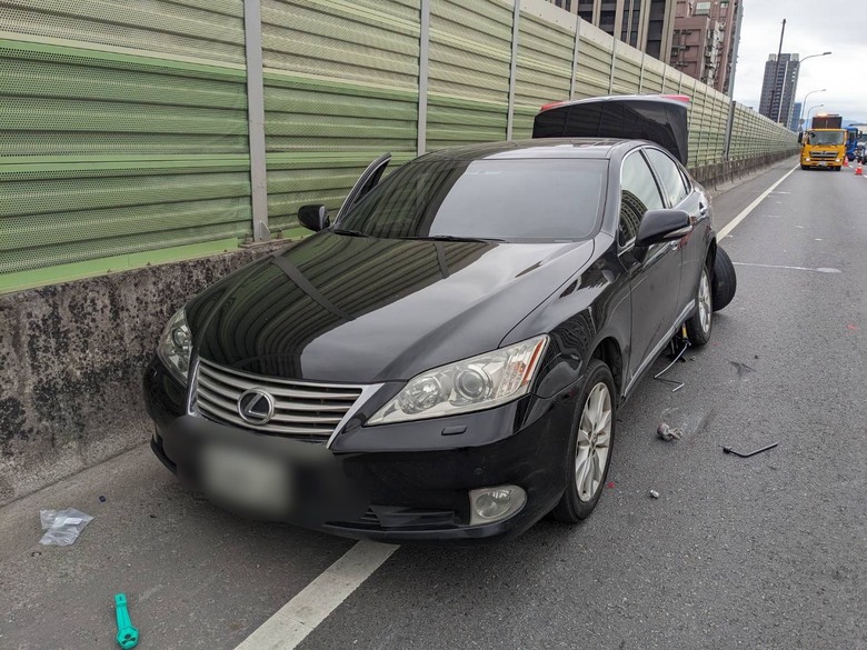 驚悚車禍，台65蹲地換輪胎，後方車撞上，不治
