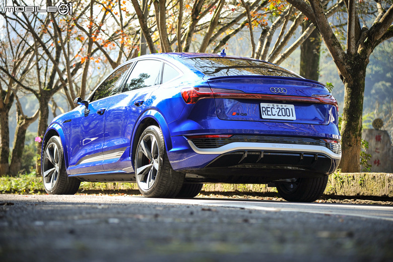 Audi SQ8 Sportback e-tron quattro 試駕|帥氣有型、科技與性能的美好融合!