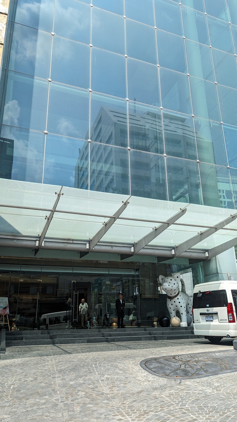 泰國出差兩周見聞- Part III 曼谷World Trade Center / 參拜四面佛 / 曼谷街頭閒晃 / 台人最愛逛的Big C / % Arabica coffee初體驗
