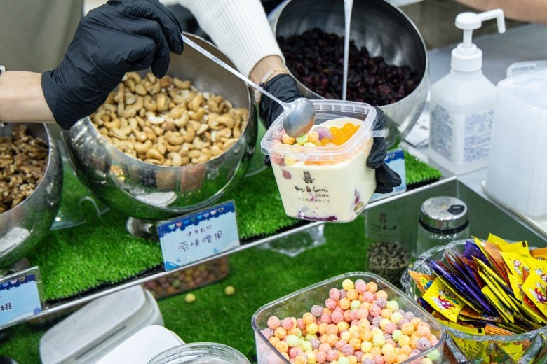 台南健康輕食│獨門酸奶多元搭配 穀物水果養生「撈」一下！