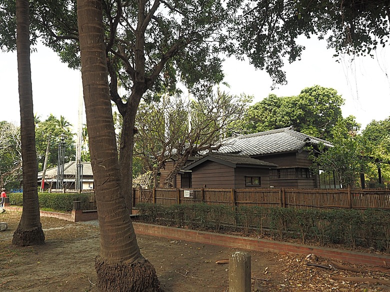 臺灣鳳梨工場、蚵仔寮漁市場、愛琴海岸海景渡假農場、橋頭糖廠、明寧靖王墓,外掛位在屏東的勝利星村V.I.P Zone — 2024年【小惡魔金龍踏春】春節假期遊程之一