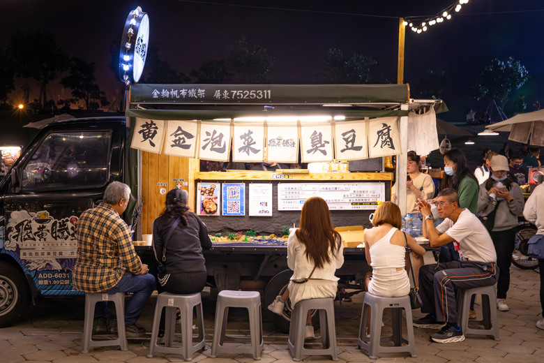 點我看大圖 【小惡魔金龍踏春】2024黃色小鴨游回高雄|冬日遊樂園 |高雄愛河灣