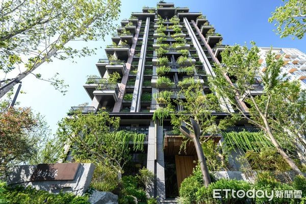 台中首屆宜居建築獎「垂直綠化獲好評」預售行情2字頭現攀4