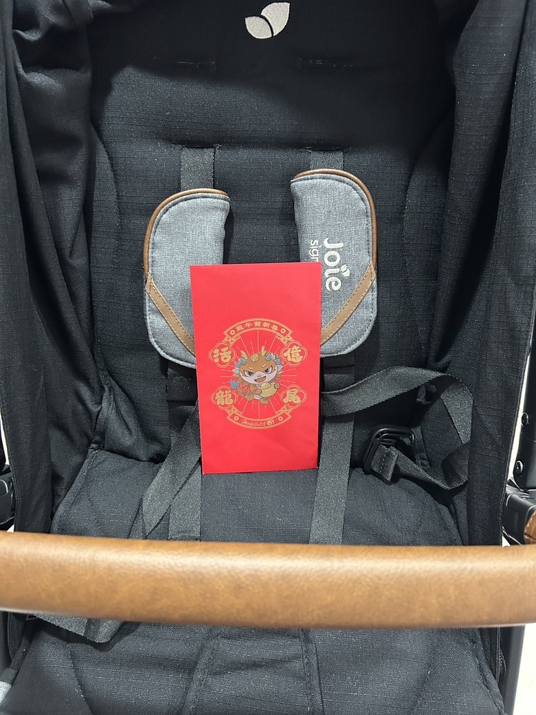 點我看大圖 【小惡魔金龍踏春】開箱-日益漸進育兒必需品|Joie輕量三折手推車 parcel