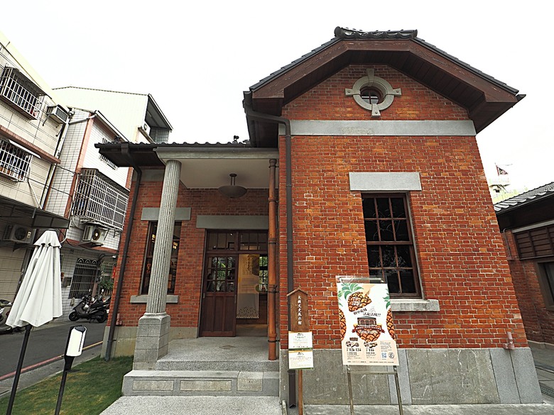 臺灣鳳梨工場、蚵仔寮漁市場、愛琴海岸海景渡假農場、橋頭糖廠、明寧靖王墓,外掛位在屏東的勝利星村V.I.P Zone — 2024年【小惡魔金龍踏春】春節假期遊程之一
