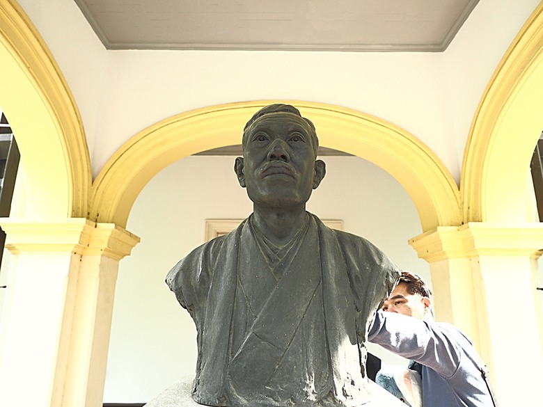 臺灣鳳梨工場、蚵仔寮漁市場、愛琴海岸海景渡假農場、橋頭糖廠、明寧靖王墓,外掛位在屏東的勝利星村V.I.P Zone — 2024年【小惡魔金龍踏春】春節假期遊程之一
