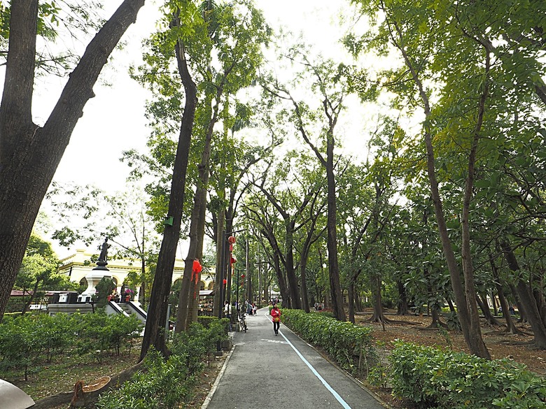 臺灣鳳梨工場、蚵仔寮漁市場、愛琴海岸海景渡假農場、橋頭糖廠、明寧靖王墓,外掛位在屏東的勝利星村V.I.P Zone — 2024年【小惡魔金龍踏春】春節假期遊程之一