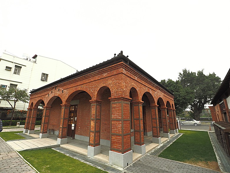 臺灣鳳梨工場、蚵仔寮漁市場、愛琴海岸海景渡假農場、橋頭糖廠、明寧靖王墓，外掛位在屏東的勝利星村V.I.P Zone — 2024年【小惡魔金龍踏春】春節假期遊程之一