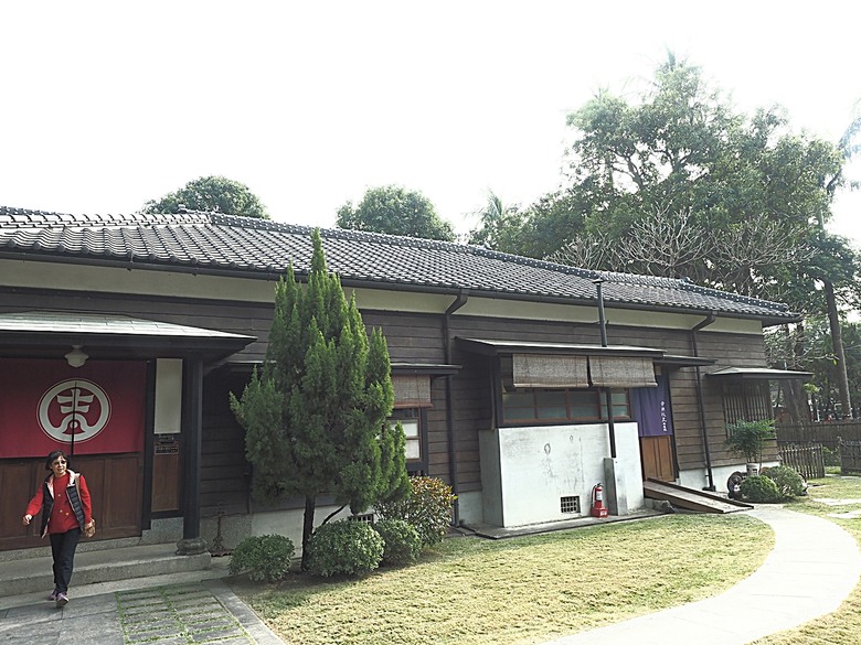 臺灣鳳梨工場、蚵仔寮漁市場、愛琴海岸海景渡假農場、橋頭糖廠、明寧靖王墓,外掛位在屏東的勝利星村V.I.P Zone — 2024年【小惡魔金龍踏春】春節假期遊程之一