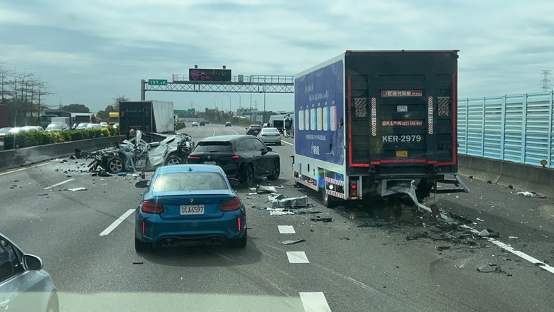 國一彰化路段嚴重事故，小車被撞成廢鐵，並爆燃