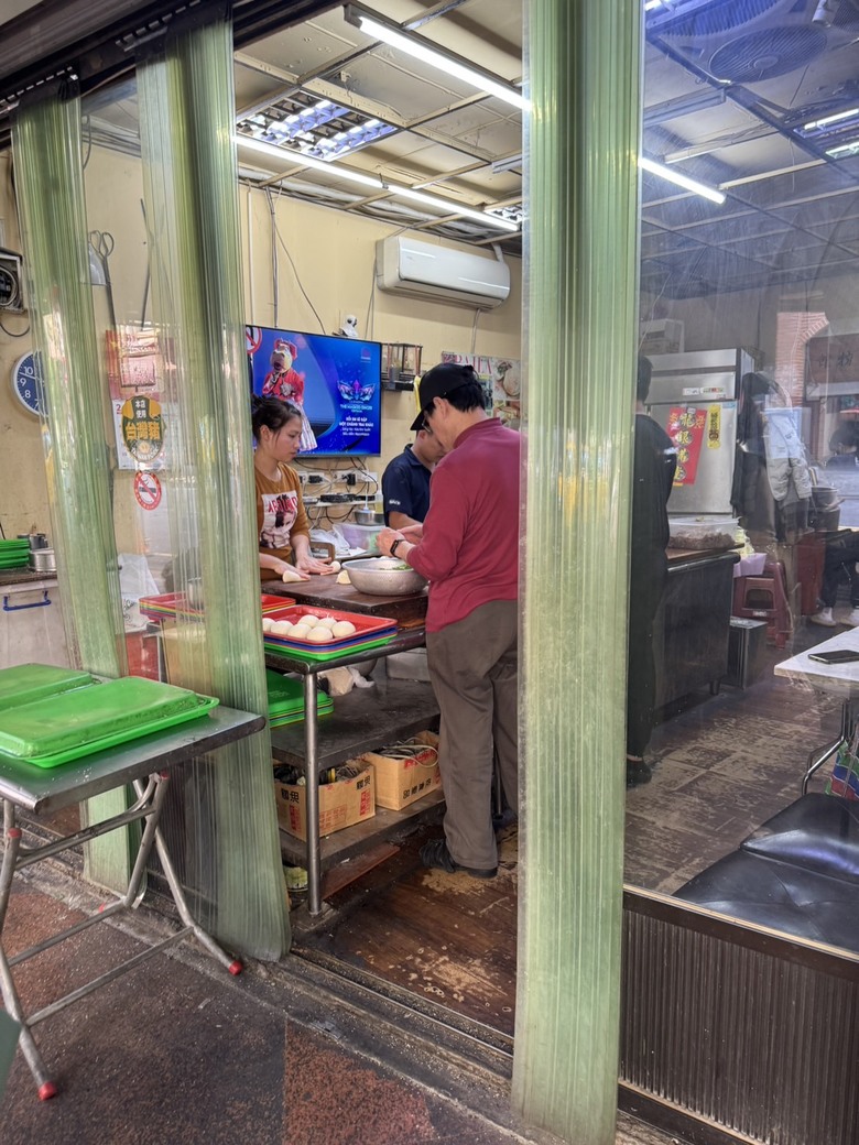 【小惡魔金龍踏春】我們家的兩天一夜小旅行 - Day 1 - 新竹市立動物園 / RT Baker House / 城隍廟小吃 / 煙波新竹湖濱館