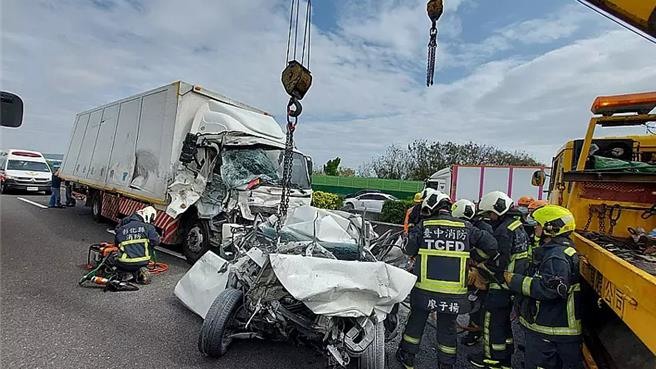 國一彰化路段嚴重事故，小車被撞成廢鐵，並爆燃