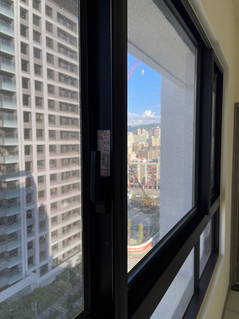 新店寶 新屋開箱 目前只有基本廚衛跟氣密窗 牛皮沙發求推薦