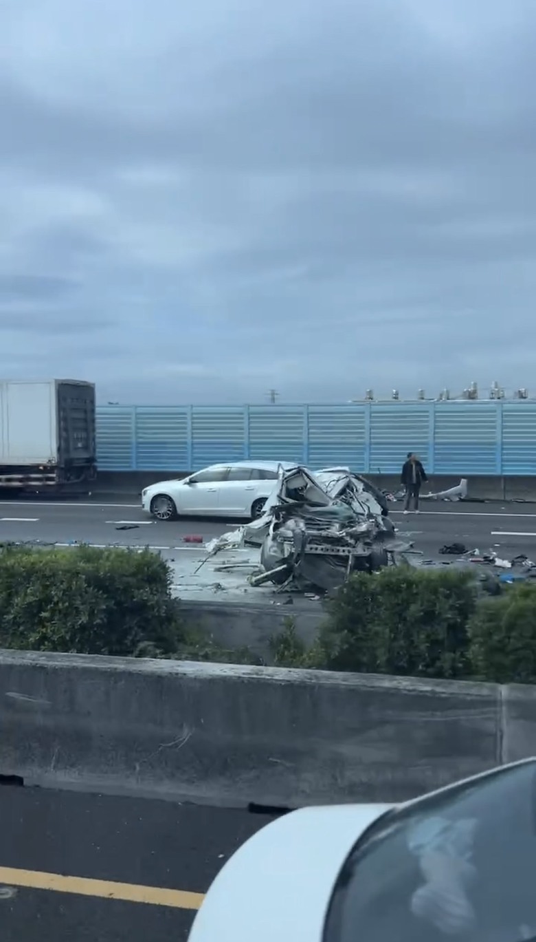 國一彰化路段嚴重事故，小車被撞成廢鐵，並爆燃
