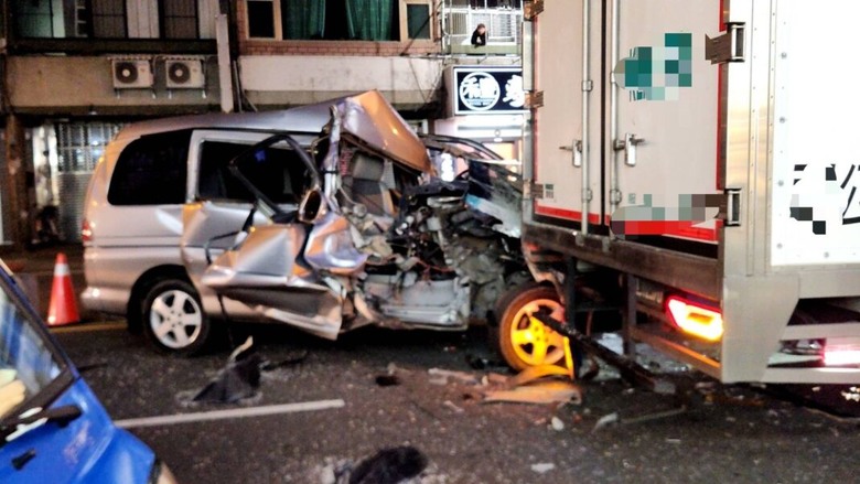 苗栗大貨車臨停外車道，廂型車肛上