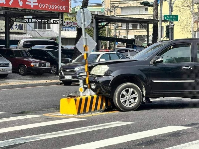 高雄休旅車，騎上行人庇護島