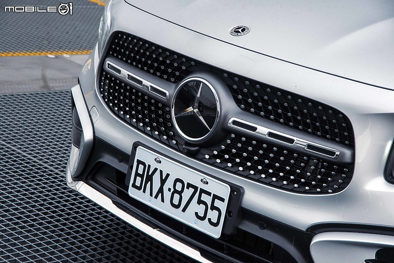 Mercedes-Benz 小改款 GLB 200 試駕｜科技、動力再優化，空間機能仍表現強勢！