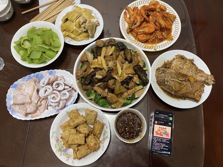 【小惡魔金龍踏春】幸福年夜飯好運龍總來～