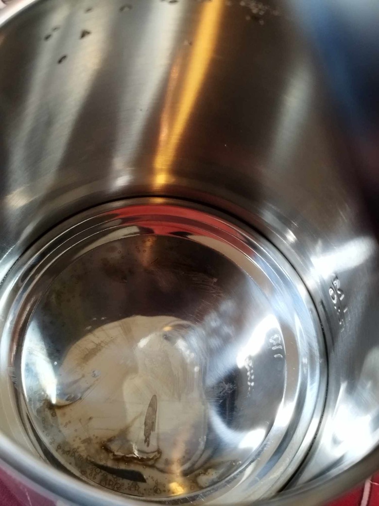 新買的快煮壺燒完第一次水就有垢