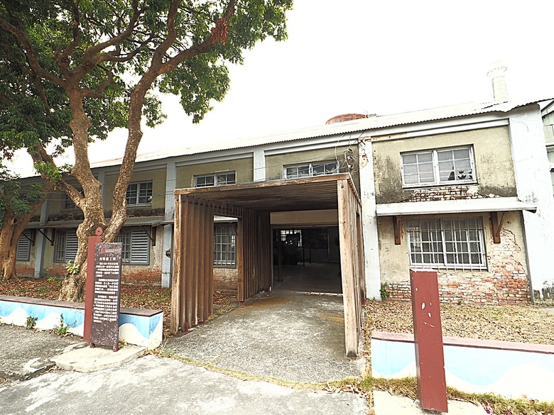 臺灣鳳梨工場、蚵仔寮漁市場、愛琴海岸海景渡假農場、橋頭糖廠、明寧靖王墓,外掛位在屏東的勝利星村V.I.P Zone — 2024年【小惡魔金龍踏春】春節假期遊程之一