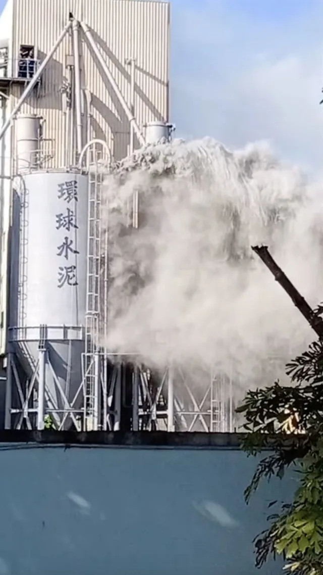 快訊／台南環球水泥「管線破裂」！粉塵狂瀉如洩洪 網：霹靂星球爆炸了