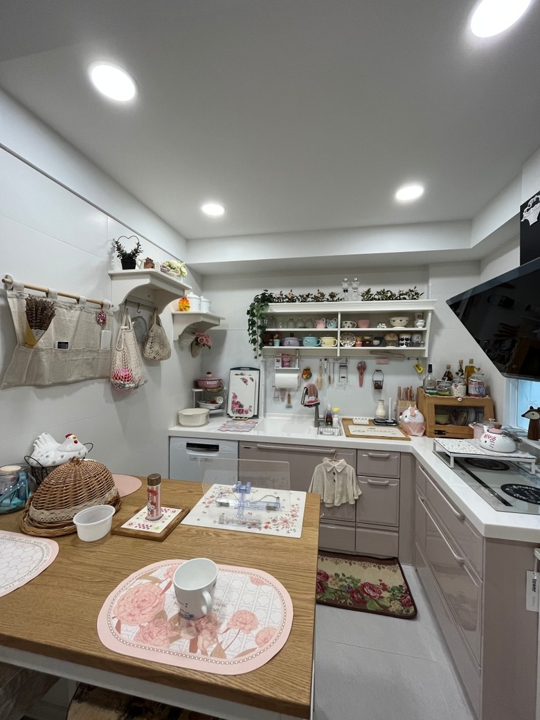 【開箱】50坪台南老屋翻新，司曼特灰泥 × TAKARA廚具 × Hello Kitty