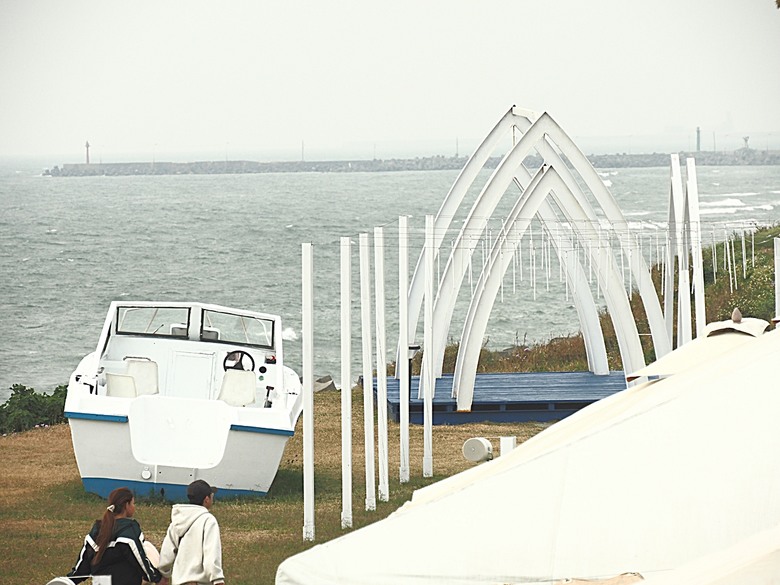 臺灣鳳梨工場、蚵仔寮漁市場、愛琴海岸海景渡假農場、橋頭糖廠、明寧靖王墓,外掛位在屏東的勝利星村V.I.P Zone — 2024年【小惡魔金龍踏春】春節假期遊程之一