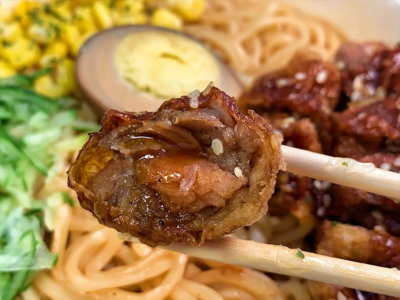 奠安宮美食壽司店，還有烏龍麵、飲料、炸物多樣的餐點可以選擇