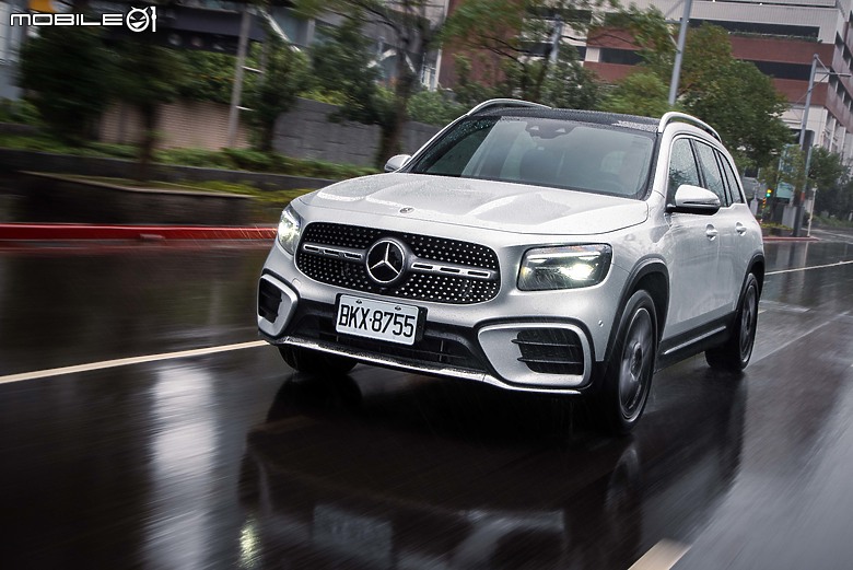 Mercedes-Benz 小改款 GLB 200 試駕｜科技、動力再優化，空間機能仍表現強勢！