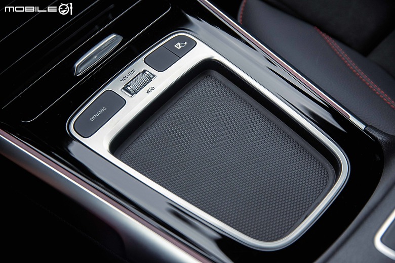 Mercedes-Benz 小改款 GLB 200 試駕｜科技、動力再優化，空間機能仍表現強勢！