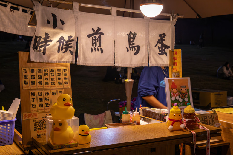 點我看大圖 【小惡魔金龍踏春】2024黃色小鴨游回高雄|冬日遊樂園 |高雄愛河灣