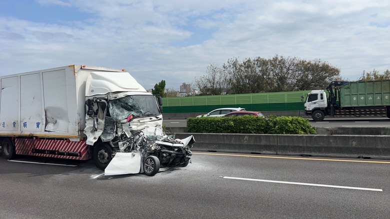國一彰化路段嚴重事故，小車被撞成廢鐵，並爆燃
