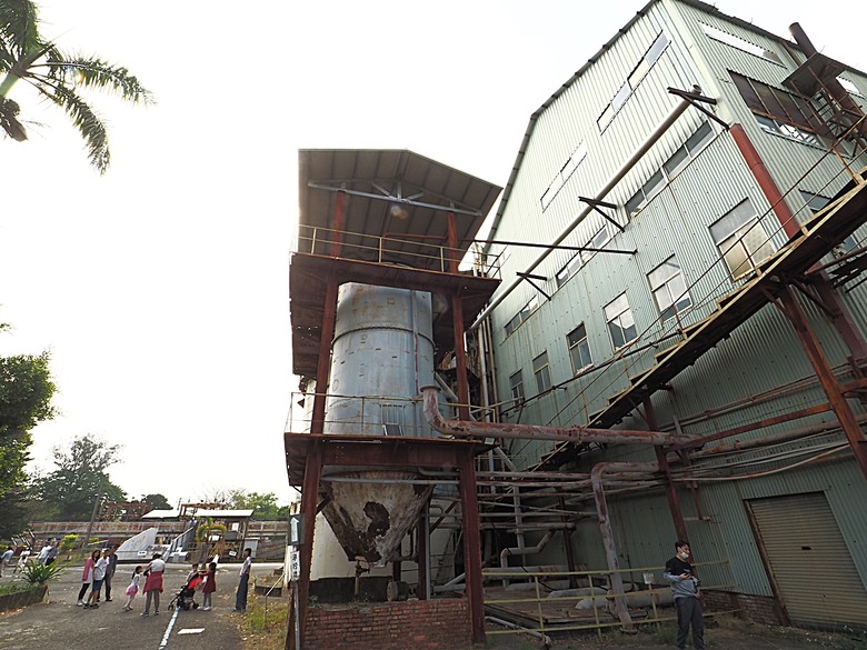 臺灣鳳梨工場、蚵仔寮漁市場、愛琴海岸海景渡假農場、橋頭糖廠、明寧靖王墓,外掛位在屏東的勝利星村V.I.P Zone — 2024年【小惡魔金龍踏春】春節假期遊程之一