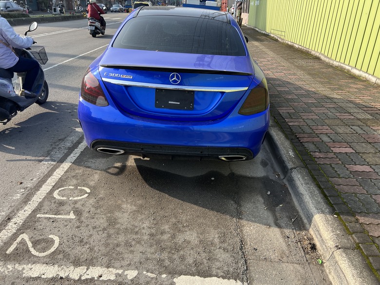 沒掛車牌的車停在收費停車格，要怎麼通知相關單位比較好？