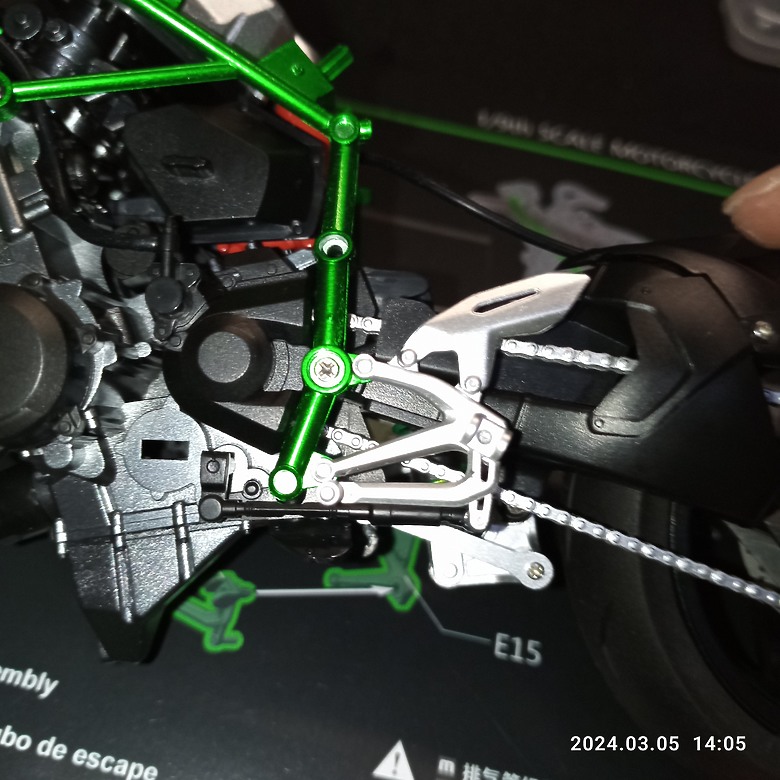 點我看大圖 【模型新手也能輕鬆組 Part1】MENG 1/9 KAWASAKI H2 悅色版 重機模型