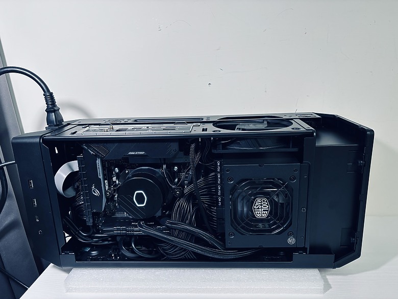 「立式高塔 itx 主機，賽博煙囪！」Cooler Master Ncore 100 Max 開箱分享～