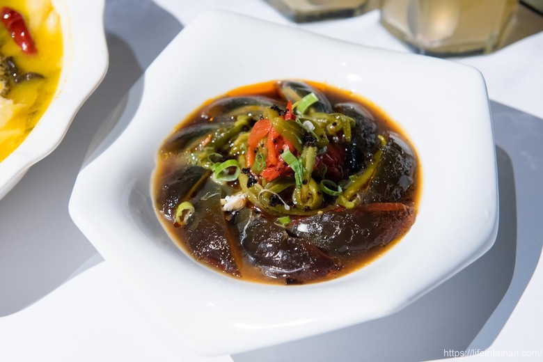 滿玥軒金湯酸菜黑魚~【臺南美食】在安平的中式料理餐廳“金湯酸菜黑魚”,客家酸菜與主廚金湯熬煮,再搭配烤鴨和經典菜色魚躍龍門4人套餐 - 南人幫