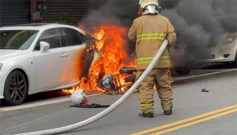 新埔機車追撞，發爐起火，一死一重傷