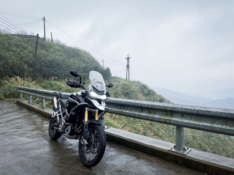 Triumph Tiger 1200 Rally Explorer寒流直上草山雷達站