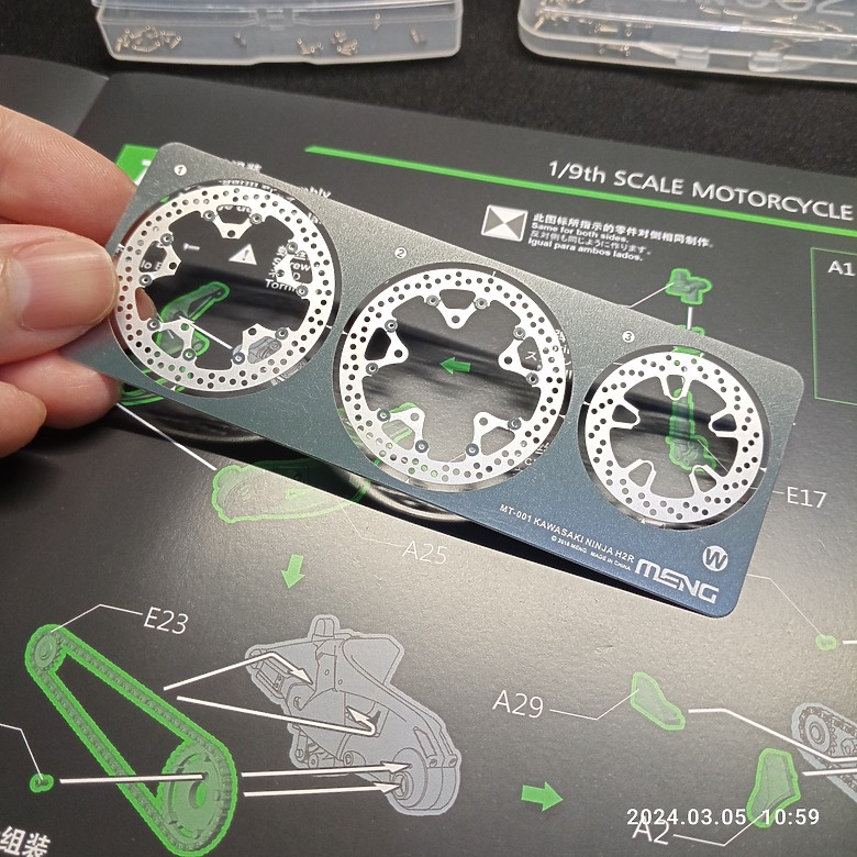 點我看大圖 【模型新手也能輕鬆組 Part1】MENG 1/9 KAWASAKI H2 悅色版 重機模型