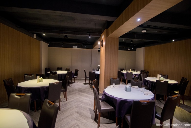 【臺南美食】清明期間限定4~6人份潤餅套餐(需預約),把烤鴨、烏魚子、海陸食材包進去,精緻型潤餅,還有平日外帶限定的外帶小鴨~玥圓坊潤餅三重奏 - 南人幫